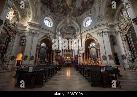 Wien, Österreich - Innere der Barockkirche Maria treu - Katholische Kirche Piaristenkirche oder römisch-katholische Piaristische Kirche in Wien Stockfoto