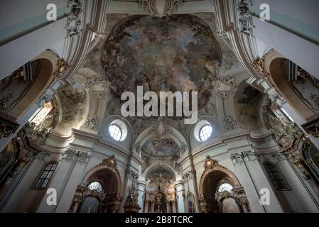 Wien, Österreich - Innere der Barockkirche Maria treu - Katholische Kirche Piaristenkirche oder römisch-katholische Piaristische Kirche in Wien Stockfoto