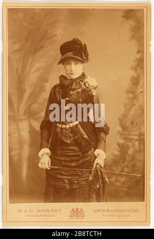 Porträt von Rosine Bernard, genannt Sarah Bernhardt (1844-1923), Schauspielerin Downey, William. "Portrait de Rosine Bernard, dite Sarah Bernhardt (1844-1923), actrice". Tirage sur Papier Albuminé. Paris, musée Carnavalet. Stockfoto