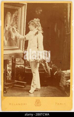 Porträt von Rosine Bernard, genannt Sarah Bernhardt (1844-1923), Gemälde Melandri, Achille. "Portrait de Rosine Bernard, dite Sarah Bernhardt (1844-1923), peignant". Tirage sur Papier Albuminé. Paris, musée Carnavalet. Stockfoto