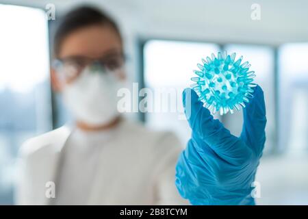 Coronavirus COVID-19 Testlabor Forschung Frau Erforschung Impfstoff Heilung Behandlung Hält Corona Virus blaues Modell Stockfoto