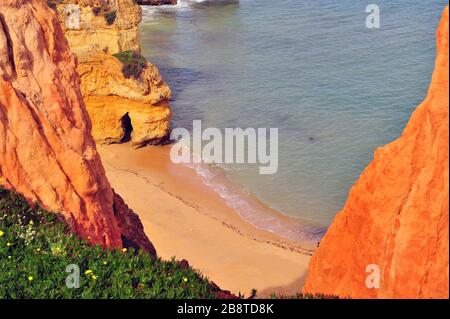 Natursteinbogen am Strand von Camilo, Lagos, Portugal Stockfoto