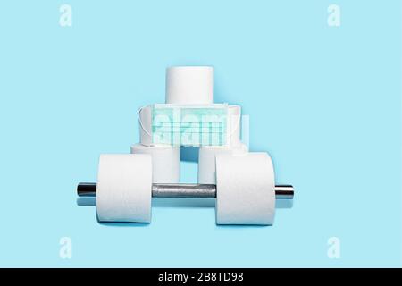 Konzept von toilettenpapier und Hanteln für Hausquarantäne aus Coronavirus. Ausbruch des Coronavirus COVID-19-Konzepts. Roman Coronavirus - 2019-nCoV. Stockfoto