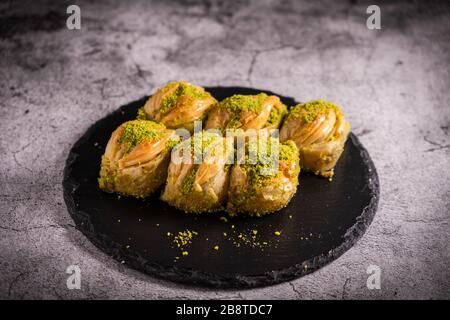 Türkisch Midye Baklava (Mussel Shape Baklawa). Muschelförmige spezielle türkische Baklava. Stockfoto