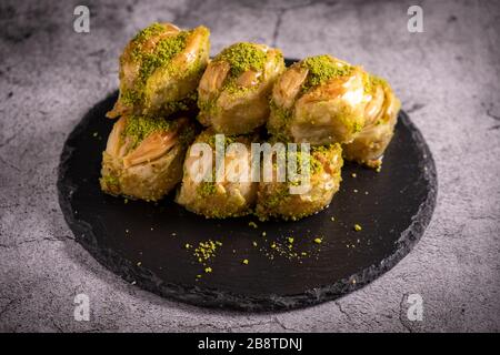 Türkisch Midye Baklava (Mussel Shape Baklawa). Muschelförmige spezielle türkische Baklava. Stockfoto