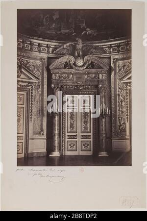 Die Tür wurde von einem Adler aus dem Palast von Luxemburg, 6. Pariser Bezirk, überragt. Porte surmontée d'un aigle du Palais de Luxembourg. Paris (VIème arr.). Photographie de Pierre Ambroise Richebourg (1810-1872). Tirage sur Papier Albuminé. Vers 1864. Paris, musée Carnavalet. Stockfoto