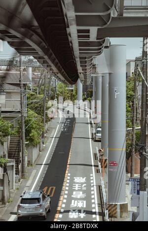 Kamakura, Shonan, Kanagawa/Japan-20. Mai 2019: Der schöne Blick auf die Straßenlandschaft von der Innenseite der Shonan-Einschienenbahn Stockfoto