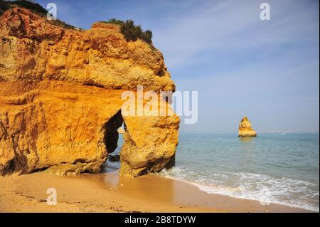 Natursteinbogen am camilo Strand, Lagos, Portugal Stockfoto