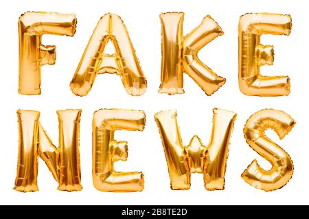 Wörter FAKE NEWS aus goldenen aufblasbaren Ballons isoliert auf weißem Hintergrund. Helium Luftballons Goldfolie bildet Wortnachrichten. Startup, Großeröffnung Stockfoto