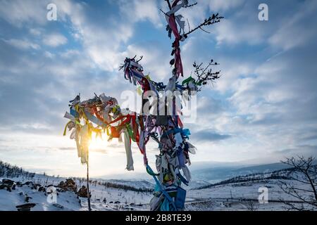 Das buddhistische Erleuchtungsbete im Winter an sonnigen Tagen auf der Insel Ogoy, dem Baikalsee, Russland Stockfoto