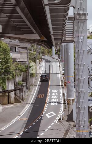 Kamakura, Shonan, Kanagawa/Japan-20. Mai 2019: Der schöne Blick auf die Straßenlandschaft von der Innenseite der Shonan-Einschienenbahn Stockfoto