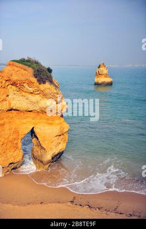 Natursteinbogen am Strand von Camilo, Lagos, Portugal Stockfoto