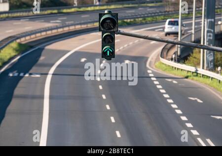 23. März 2020, Hessen, Frankfurt am Main: Nur spärlicher Verkehr fließt am Morgen auf der Friedberger Landstraße in Richtung Innenstadt. Normalerweise herrscht zu dieser Tageszeit ein hoher Stau. Foto: Frank Rumpenhorst / dpa Stockfoto