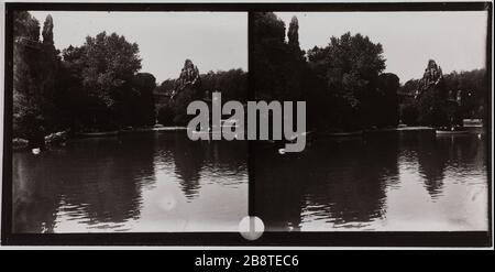 Der See und die Hängebrücke im Park von Buttes Chaumont, 19. Paris. "Le lac et le pont susperdu au parc des Buttes Chaumont, Paris (XIXème arr.)". Photographie de Lucien Cresson. Vue stéréoscopique: Tirage au gélatino-bromure d'argent. Entre 1900 und 1920. Paris, musée Carnavalet. Stockfoto