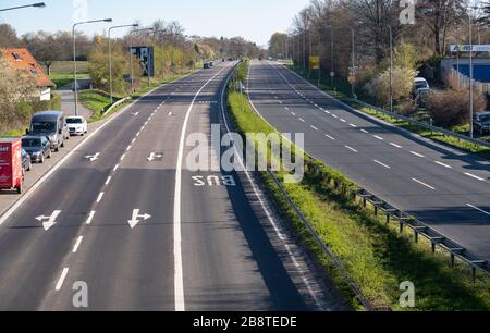 23. März 2020, Hessen, Frankfurt am Main: Nur spärlicher Verkehr fließt am Morgen auf der Friedberger Landstraße in Richtung Innenstadt. Normalerweise herrscht zu dieser Tageszeit ein hoher Stau. Foto: Frank Rumpenhorst / dpa Stockfoto