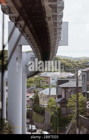 Kamakura, Shonan, Kanagawa/Japan-20. Mai 2019: Der schöne Blick auf die Straßenlandschaft von der Innenseite der Shonan-Einschienenbahn Stockfoto