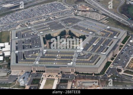 (200323) - Washington D.C., 23. März 2020 (Xinhua) - Foto vom 19. Februar 2020 zeigt das Pentagon, das von einem Flugzeug über Washington D.C., den Vereinigten Staaten, gesehen wird. Das US-Verteidigungsministerium gab am Sonntag den Tod eines seiner Auftragnehmer bekannt, der durch das Coronavirus verursacht wurde, das erste solche Todesopfer im Zusammenhang mit dem US-Militär. Der in Virginia ansässige Auftragnehmer Crystal City, der bei der Defense Security Cooperation Agency (DSCA) arbeitete, starb am Samstag, laut einer Veröffentlichung des Pentagon. (Xinhua/Liu Jie) Stockfoto