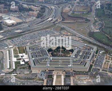 (200323) - Washington D.C., 23. März 2020 (Xinhua) - Foto vom 19. Februar 2020 zeigt das Pentagon, das von einem Flugzeug über Washington D.C., den Vereinigten Staaten, gesehen wird. Das US-Verteidigungsministerium gab am Sonntag den Tod eines seiner Auftragnehmer bekannt, der durch das Coronavirus verursacht wurde, das erste solche Todesopfer im Zusammenhang mit dem US-Militär. Der in Virginia ansässige Auftragnehmer Crystal City, der bei der Defense Security Cooperation Agency (DSCA) arbeitete, starb am Samstag, laut einer Veröffentlichung des Pentagon. (Xinhua/Liu Jie) Stockfoto