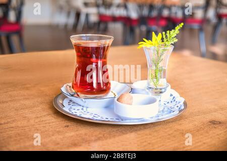 Wintertee fünf Minuten gebrüht. Glas-Teekanne Wintertee auf dem Holztisch. Stockfoto