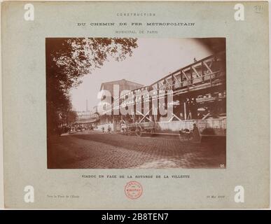 Bau / die Eisenbahn Metropolitan / Städtische / Pariser Viadukt vor der Rotunde von Villette / in Richtung Place de l'Etoile / 30. Mai 1902. Der Bau der Eisenbahngroßstadt Paris übergeht vor der Rotunda la Villette, dem 19. Bezirk Construction du chemin de fer métropolitain Municipal de Paris: viaduc en Face de la rotonde de la Villette. Paris (XIXème arr.). Photographie anonyme. Tirage au gélatino-chlorure d'argent, 30 Mai 1902. Paris, musée Carnavalet. Stockfoto