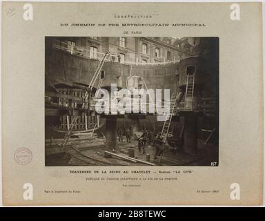 Bau / Stadtbahn / aus Paris / Überquerung der seine bei Châtelet - Station 'City' / Untergang der elliptischen Kammer am Ende des Bahnhofs / Innenansicht / zum Boulevard Palace / 18. Januar 1907. Bau der Eisenbahnmetropole von Paris, versenken des elliptischen Gehäuses, Innenansicht des Endes des Bahnhofs "City" 4. Bezirk Construction du chemin de fer métropolitain Municipal de Paris: fonçage du caisson Elliptique, vue intérieure de la fin de la Station "La Cité". Paris (IVème arr.). Photographie anonyme. Tirage au gélatino-chlorure d'arge Stockfoto