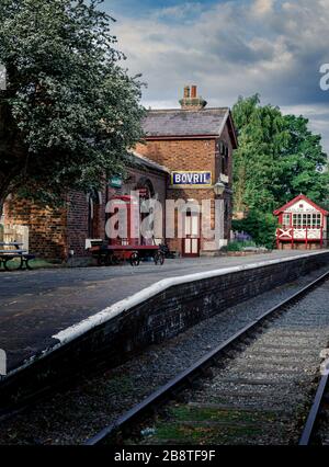 Stilles, aber restauriertes viktorianisches Eisenbahnnetz im Porträt Hadlow Road Wirral, England Großbritannien Stockfoto