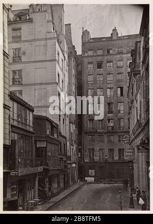 Im Grunde genommen Rue de Valois/Rue de Beaujolais/nehmen Sie die Passage du Perron/existiert im Jahr 1942. Blick auf die Rue de Valois und Beaujolais, die den Übergang von Perron, dem 1. Bezirk, Paris Vue de la rue de Valois et de la rue de Beaujolais pry du Passage du Perron machen. Paris (Ier arr.). Photographie anonyme. Tirage au gélatino-bromure d'argent. 1942. Paris, musée Carnavalet. Stockfoto