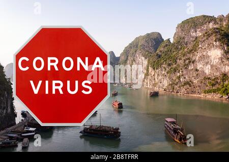 Ha Long, Vietnam - 20. März 2020: Konzeptbild mit großem roten Coronavirus Warnschild vor ha Long Bay, Konzept für Reisebeschränkungen Stockfoto