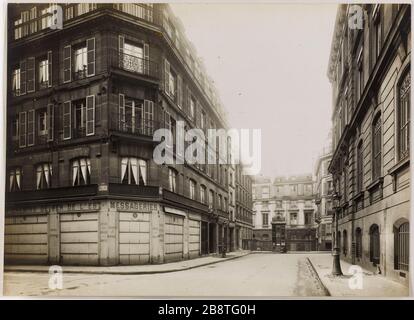 Blick auf einen Teil der Bailiff Street aus dem Jahr 1923. / im Vordergrund an der linken Ecke der Rue des Bons Enfants / im Hintergrund rechts rue Radziwill. / tiefe Rue de Valois (1926 abgerissen). Blick auf einen Teil der Bailiff Street, 1st arro Vue d'une Partie de la rue Baillif Pry 1923. Au Premier Plan à gauche, Angle de la rue des Bons Enfants. Au deuxième Plan à droite rue Radziwill. Au Fond rue de Valois (partie gauche démolie 1926). Paris (Ier arr.). Photographie anonyme. Tirage au gélatino-bromure d'argent. 1923. Paris, musée Carnavalet. Stockfoto