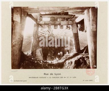 Bau / der Weg von Metropolitan Eisen / Stadt Paris / Straße Lyon / U-Bahn Strom an der Kreuzung der 2. Und 3. Preise. / zum Gare de Lyon 1. August 1899. Bau der Eisenbahn-Metropole Paris: Unterirdische Gewerkschaft Photographique Française. Bau / du Chemin de fer métropolitain / Munizipalität de Paris / Rue de Lyon / Souterrain courant à la jonction des 2ème et 3ème lots. / Vers la gare de Lyon 1er aout 1899. "Construction du chemin de fer métropolitain Municipal de Paris: Souterrain courant à la jonction des 2ème et 3ème lots, rue de Lyon, 12ème arrondi Stockfoto