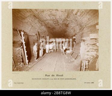 Bau / Eisenbahn Metropolitan / Stadtflughafen / Paris Rue de Rivoli / U-Bahn aktuelle Straße von Pont Louis-Philippe / rund um St. Paul am 27. Oktober 1899. Bau der Eisenbahngroßstadt Paris U-Bahn-Courabt Maindron, Charles. Bau / du Chemin de fer métropolitain / Munizipalität de Paris / Rue de Rivoli / Souterrain courant à la rue du pont Louis-Philippe / Vers Saint-Paul 27 octobre 1899. "Construction du chemin de fer métropolitain Municipal de Paris: Souterrain courabt à la rue du pont Louis-Philippe, 4ème arronoire, Paris". Tirage au gélatino-chlorure Stockfoto