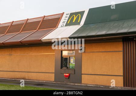 Douglas, Cork, Irland. März 2020. Alle McDonald's-Restaurants, in denen 135.000 Mitarbeiter in Großbritannien und Irland beschäftigt sind, werden am Montag um 19 Uhr geschlossen, um die Sicherheit ihrer Mitarbeiter und Kunden aufgrund des Coronvirus Covid-19-Notfalls zu schützen. Das Bild zeigt das McDonald's Restaurant und den Drive-Thru in Douglas, Cork, Irland. Credit; David Creedon / Alamy Live News Stockfoto