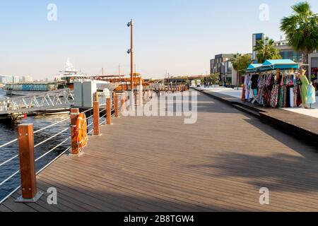 Dubai/VAE - 21. Februar 2020: Al Seef neues modernes Gebiet am Bur Dubai mit Restaurants, Cafés und Jachthafen mit leerem Jachten. Holzpromenade in Dubai Stockfoto