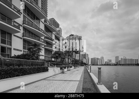 Miami, FL, Vereinigte Staaten - 19. April 2019: Waterfront Condominium at Financial District in Miami, Vereinigte Staaten von Amerika. Schwarzweißfoto Stockfoto