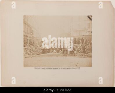 Die Pariser Kommune. Kommunarden vor einer Barrikade am Eingang des Faubourg du Temple, am Canal Saint-Martin, 10. Und 11. Bezirk, Paris, 18. März 1871. Barrikade am Eingang des Faubourg du Temple, am St. Martin Canal. (18. März 1871) La Commune de Paris. Die Kommunarden devant une barricade à l'entrée du Faubourg du Temple, sur le Canal Saint-Martin. Paris (Xème arr.). Photographie anonyme. Photographie sur Papier albuminé. 18 mars 1871. Paris, musée Carnavalet. Stockfoto