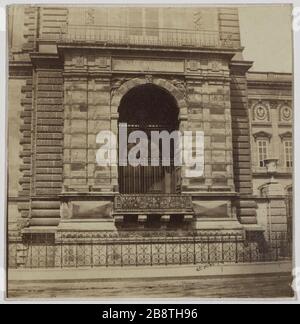 Fotoalbum und Zeitungsartikel über den Franco-Preussischen Krieg und die Pariser Kommune von 1870 bis 1871. Der Louvre, Quai du Louvre, 1. Bezirk, Paris. Album de photographies et d'articles de journaux sur la guerre franco-prussienne et la Commune de Paris, 1870-1871. 'Le Louvre, quai du Louvre, Paris (Ier arr.). Tirage sur Papier Albuminé. Vers 1855-1865. Photographie anonyme. Paris, musée Carnavalet. Stockfoto