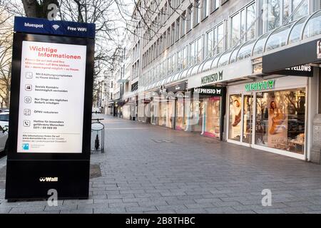 Düsseldorf, Deutschland. März 2020. Nur wenige Passanten überqueren die Königsallee. Am 22.03.2020 hatten Bund und Länder weitreichende Maßnahmen beschlossen, um eine schnelle Ausbreitung des Corona-Virus zu verhindern. Kredit: Federico Gambarini / dpa / Alamy Live News Stockfoto