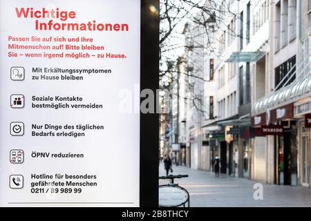 Düsseldorf, Deutschland. März 2020. Nur wenige Passanten überqueren die Königsallee. Am 22.03.2020 hatten Bund und Länder weitreichende Maßnahmen beschlossen, um eine schnelle Ausbreitung des Corona-Virus zu verhindern. Kredit: Federico Gambarini / dpa / Alamy Live News Stockfoto