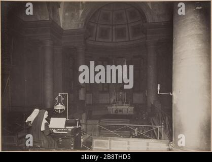 Zwei Nonnen, die die Orgel in der Hauptkapelle spielen, Gefängnis St. Lazare, Gefängnis für Frauen, 107 rue du Faubourg Saint-Denis, 10. Pariser Bezirk. Deux religieuses jouant de l'orgue dans la grande chapelle, Gefängnis Saint-Lazare, maison d'arrêt pour femme,107 rue du Faubourg-Saint-Denis. Paris (Xème arr.). Photographie d'Henri Manuel (1874-1947). Tirage gélatino-argentiques au bromure sur Papier, collé sur un page d'Album cartonnée. Agrandissement d'après une plaque négative sur verre. 1929-1931. Paris, musée Carnavalet. Stockfoto