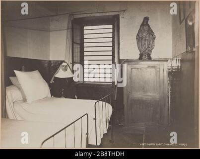 Schwester Monique in seiner Zelle, Innenansicht des Gefängnisses St. Lazare, Gefängnis für Frauen, 107 rue du Faubourg Saint-Denis, 10. Bezirk, Paris. Soeur Monique dans sa cellule, vue intérieure de la Prison Saint-Lazare, maison d'arrêt pour femme, 107 rue du Faubourg-Saint-Denis. Paris (Xème arr.). Photographie d'Henri Manuel (1874-1947). Tirage gélatino-argentiques au bromure sur Papier, collé sur un page d'Album cartonnée. Agrandissement d'après une plaque négative sur verre. 1929-1931. Paris, musée Carnavalet. Stockfoto