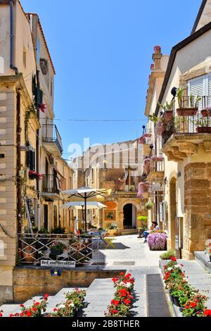 Eine enge Straße zwischen den charakteristischen Häusern von Caltagirone, einer Stadt auf Sizilien in Italien Stockfoto