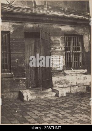 Haustür der Krankenstation. Gefängnis St. Lazare, Gefängnis für Frauen, 107 rue du Faubourg Saint-Denis, 10. Bezirk, Paris. Porte d'entrée de l'infirmerie. Gefängnis Saint-Lazare, maison d'arrêt pour femmes, 107 rue du Faubourg-Saint-Denis. Paris (Xème arr.). Photographie d'Henri Manuel (1874-1947). Tirage gélatino-argentique au bromure sur Papier, collé sur un page d'Album cartonnée. Agrandissement d'après une plaque négative sur verre. 1929-1931. Paris, musée Carnavalet. Stockfoto