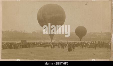 Der Riese im Champ de Mars, im zweiten Anstieg, mit einem Vergleichskugel (18. Oktober 1863), 7. Bezirk, Paris. Le géant au Champ de Mars, lors de la deuxième conceivent, avec un ballon comparatif (18 Oktobre,  ). Paris (VIIème arr.). Photographie de Pierre Eleonor Ernest Lamy (1828-1891). Tirage sur Papier Albuminé. Oktobre Von 1863. Paris, musée Carnavalet. Stockfoto