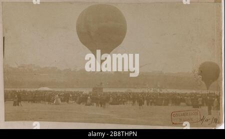 Der Riese im Champ de Mars, im zweiten Anstieg, mit einem Vergleichskugel (18. Oktober 1863), 7. Bezirk, Paris. Le géant au Champ de Mars, lors de la deuxième conceivent, avec un ballon comparatif (18 Oktobre,  ). Paris (VIIème arr.). Photographie de Pierre Eleonor Ernest Lamy (1828-1891). Tirage sur Papier Albuminé. Oktobre Von 1863. Paris, musée Carnavalet. Stockfoto