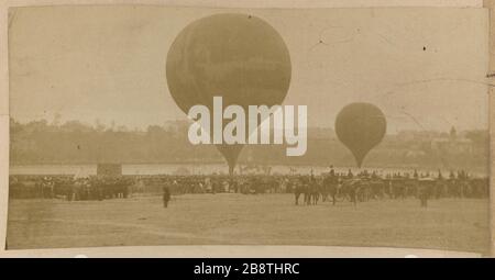 Der Riese im Champ de Mars, im zweiten Anstieg, mit einem Vergleichskugel (18. Oktober 1863), 7. Bezirk, Paris. Le géant au Champ de Mars, lors de la deuxième conceivent, avec un ballon comparatif (18 Oktobre,  ). Paris (VIIème arr.). Photographie de Pierre Eleonor Ernest Lamy (1828-1891). Tirage sur Papier Albuminé. Oktobre Von 1863. Paris, musée Carnavalet. Stockfoto