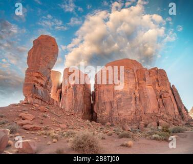 Camel butte bei Sonnenuntergang im Monument Valley National Park, Arizona. Stockfoto