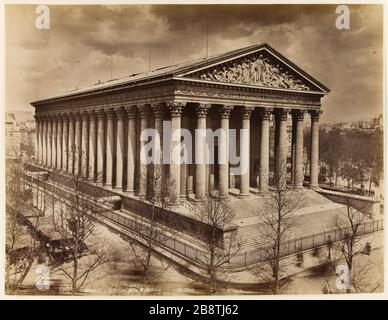 Die Madeleine-Kirche, 8. Bezirk, Paris. L'Eglise de la Madeleine, Paris (VIIIème arr.). Photographie de Neurdein Frères. Papier Albuminé teinté à l'aniline. Entre 1880 und 1900. Paris, musée Carnavalet. Stockfoto