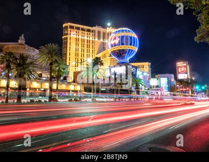 LAS VEGAS, NV - 30. JUNI 2018: Nachtlichter von Autos im Strip. Las Vegas ist ein berühmtes Glücksspielziel. Stockfoto