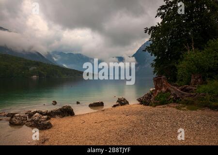 Blick auf den malerischen Bohinjer See, den größten permanenten See in Slowenien, im Bohinj-Tal der Julischen Alpen Stockfoto