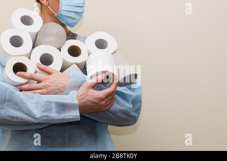 COVID-19 - Panikkauf. Vorratspapier für toiletten. Manifestation von Angst und Unsicherheit über morgen aufgrund des Romans Coronavirus Stockfoto